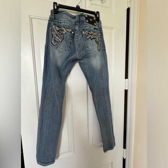 Miss Me lady’s skinny jeans. Jeweled pockets, broad stitching with light wear. - Picture 2 of 10